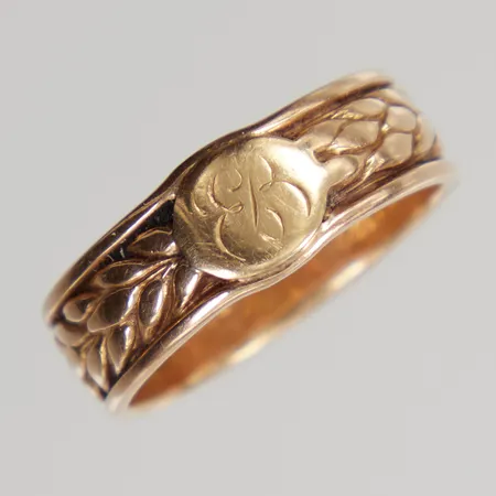 Ring med mönsterdekor i relief samt bokstaven "B" stl:17¾, bredd 6,2mm, gravyr 18K Vikt: 5,8 g