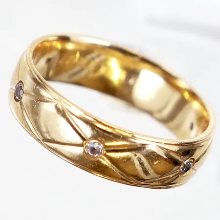 Ring med vita stenar stl:16¼ bredd 5mm 18K Vikt: 4,3 g