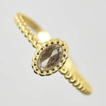 Ring med vit sten GHA stl:17½, bredd 1-7mm, något ojämn skena, 18K. Vikt: 0,8 g