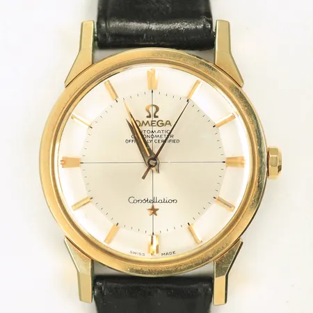 Herrur Omega automatic Constellation Pie-Pan guld på stål, Ø34mm, Box original, Certificate of high precision, Garantihäfte modelnr: 6 8 167 005, verknr: 19971275. läderband original och trasigt, visarna svåra att ställa/föjler inte kronan riktig, klockan låter inte bra när man skakar den.