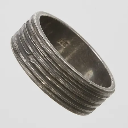 Ring stl:22½, bredd 9mm, 925/1000 silver Vikt: 10,4g Vikt: 10,4 g