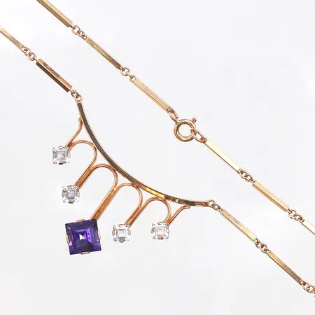 Collier med ametist och vita stenar, längd ca 41,5cm, bredd: 1,5mm, 18K. Vikt: 8,8 g