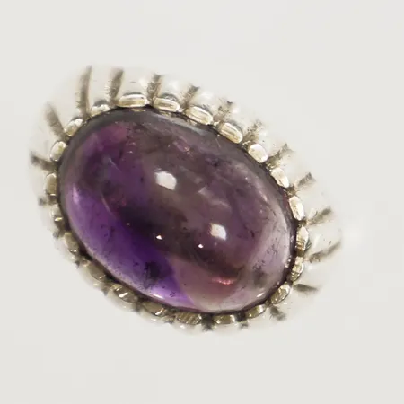 Ring med ametist stl:15¾ bredd 13,8mm silver 830/1000 Vikt: 7,9 g
