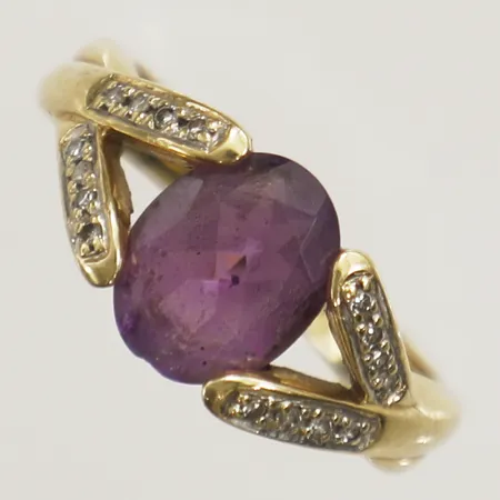 Ring med ametist och diamanter 16x0,005ct stl:18, bredd 2,9-9,8mm skadad sten 18K Vikt: 5,5 g