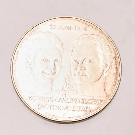 Jubileumsmynt 50kr, Ø36mm, Kungabröllopet 19 juni 1976 Konung Carl XVI Gustav och Drottning Silvia, silver 925/1000 27g Vikt: 26,89g.