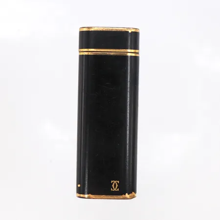 Tändare Cartier, nr F75406, svart och guld, mått ca 7cmx2,5cm, repor/skav, funktionstestad, påfyllning av gas behövs. Vikt: 0 g