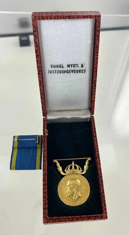Medalj graverad, 18K Vikt: 13,7 g