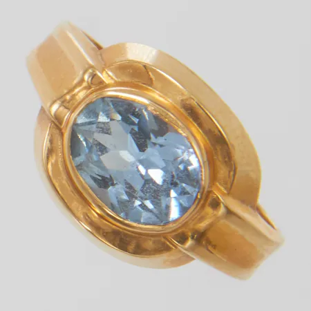 Ring med syntetisk spinell stl16¼, bredd 3-11mm, skadad fattning, 18K, bruttovikt: 2,2g Vikt: 2,2 g