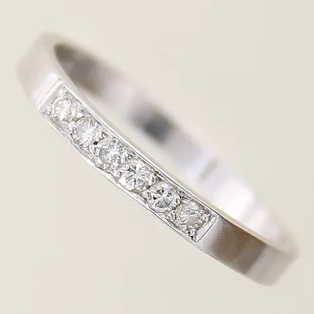 Ring med diamanter 0,18ctv enligt gravyr stl:19½ bredd 2,7mm gravyr vitguld 18K Vikt: 3,3 g