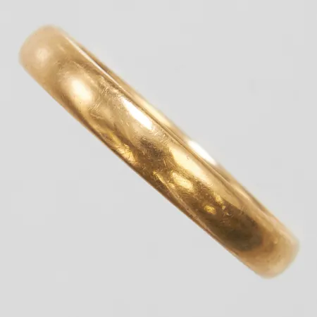 Ring stl:20½, bredd 3,5mm, finska stämplar, gravyr, 18K Vikt: 3,3 g