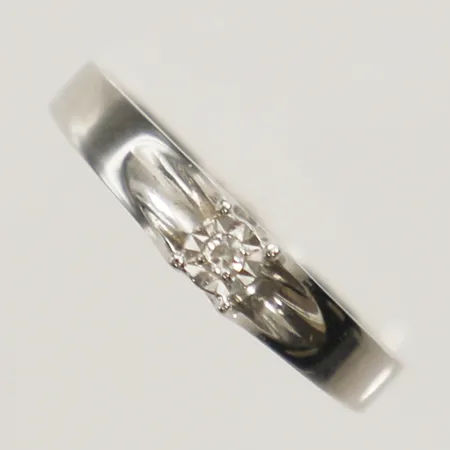 Ring med diamant ca 0,02ct stl:16¼, bredd 2mm GFAB 18K  Vikt: 1,7 g