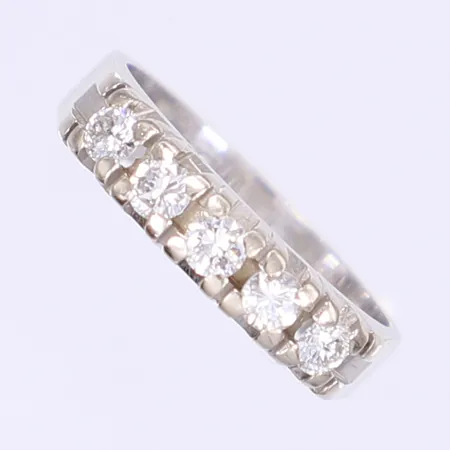 Ring med diamanter totalt 0,40ctv enligt gravyr stl 16¼ bredd 4mm vitguld 18K  Vikt: 3,7 g