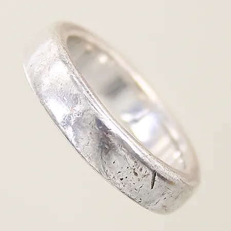 Ring slät stl:18¾ bredd 5mm repig skena silver 925/1000 Vikt: 9,1 g