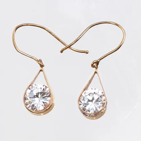 Örhängen med vita stenar,  Ø6,7mm, längd 24mm, bredd 1,3-6,8mm, 18K. Vikt: 1,8 g