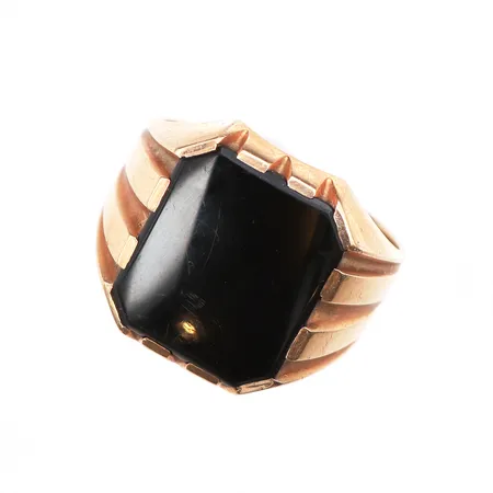 Klackring med onyx, stl:20, mått 14x15,7mm, repor på sten, 14K. Vikt: 10,6 g