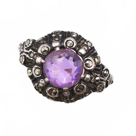 Ring med lila sten, bredd 1,3-13,8mm, guld skena och fattningen i silver, 18K och 925/1000 silver. Vikt: 4,9 g