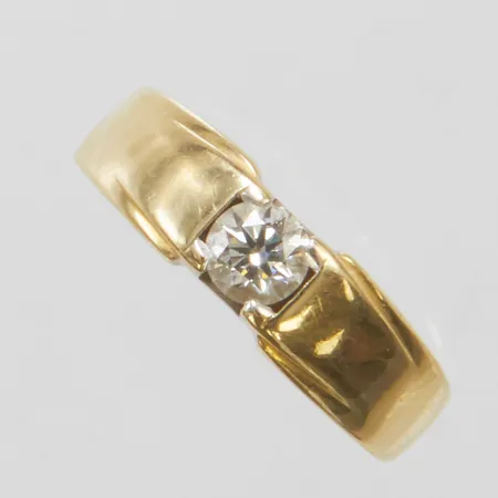 Ring med diamant 1 x ca 0,27ct, stl:16, bredd 3-5mm, gravyr, skev, 18K Vikt: 2,4 g