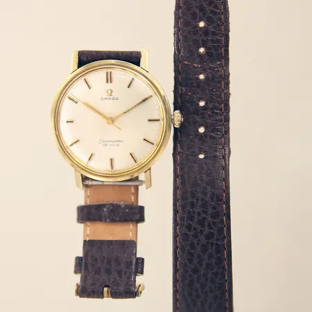Herrur Omega Seamaster De Ville guld på stål manuell Ø34mm plexiglas, skadat läderband, boett samt glas med mindre repor, inga tillbehör