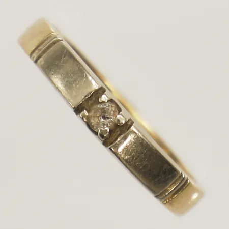 Ring med vit sten stl:17¼, bredd 3,2mm gravyr 18K  Vikt: 3,8 g