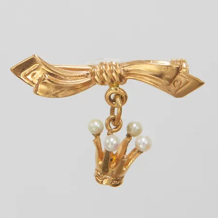 Brosch med krona samt odlade pärlor, ca 30x22mm, skev, 18K Vikt: 2,7 g