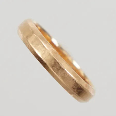 Ring facetterade kanter Ø18½, bredd 4mm Ge-Kå-Smyckek G Kaplan år 1964, gravyr 18K Vikt: 4,3 g