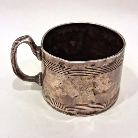 Mugg höjd 5cm gravyr, bucklig sterling silver 925/1000 Vikt: 71,5 g