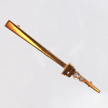 Brosch med diamanter, ca 1x0,03ct, ca 1x0,01ct, längd 45,4mm, bredd 1,4-5,3mm, 18K. Vikt: 3 g