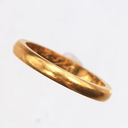 Ring slät, stl:19, bredd 3mm, gravyr, 23K. Vikt: 6,9 g