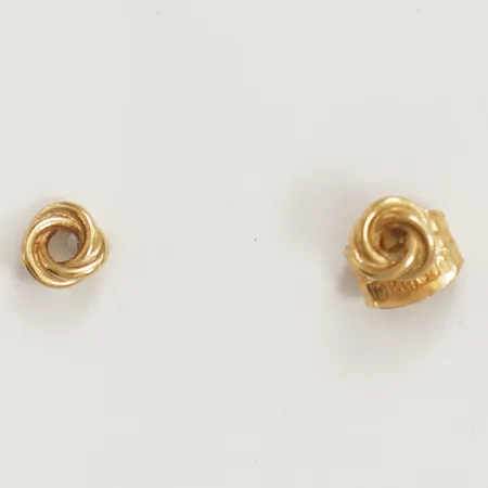Ett par örhängen Ø ca 4mm, saknar en snurrebuss, 18K  Vikt: 0,4 g