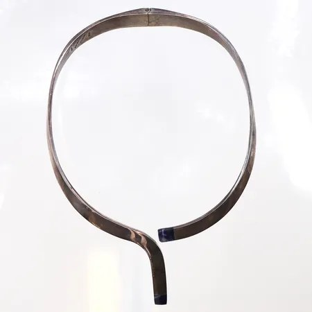 Halsring med blåa stenar, Ø127,5mm, bredd 9,3mm, bruksslitage/repig, 925/1000 silver. Vikt: 124,4 g