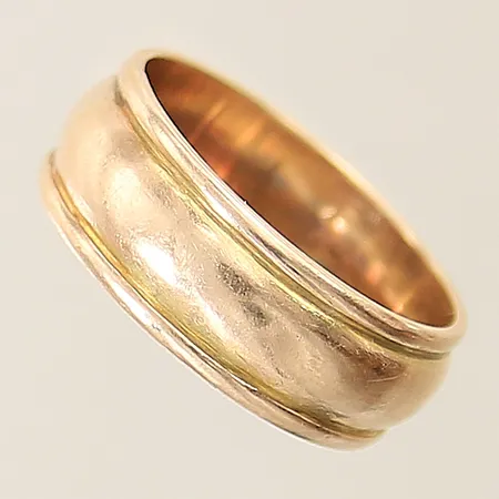 Ring stl:18¾ bredd 7,4mm felstämplad 14K Vikt: 6,5 g