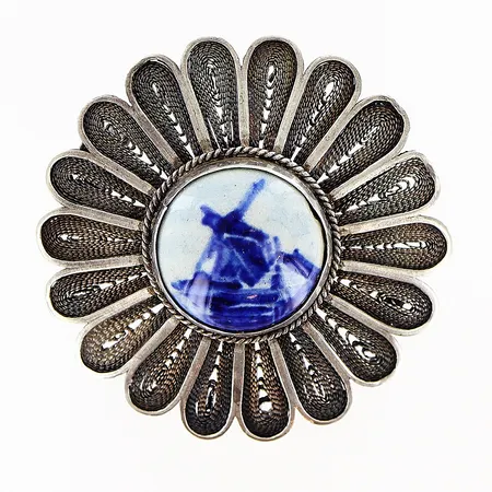 Brosch Ø34mm, filigranarbete med porslinsplatta, nål i metall, otydlig silverstämpel. Vikt: 7,2 g