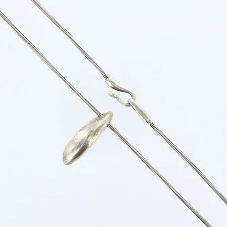 Collier längd 46,5cm, bredd 2mm, hänge 32mm, 925/1000 Silver Vikt: 18,1 g