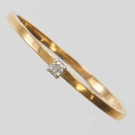 Ring med åttkantslipad diamant 1 x ca 0,01ct stl15½, bredd 1-2mm, svenska stämplar, 18K Vikt: 0,7 g