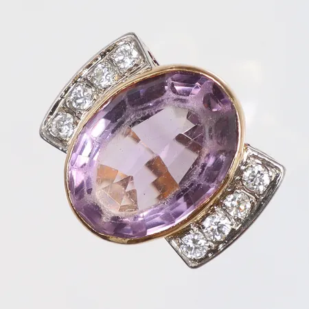 Ring med slipad Ametist samt diamanter 5xca0,06ct stl:17¼ bredd 3-19mm, ametist med slitna fasetter, GTP (Tore Petterssons Guldsmide) Gävle 1983, 18K Vikt: 13,5 g