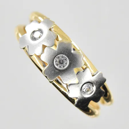 Ring med vita stenar stl:17¾, bredd 3-7mm, gulguld/vitguld, 18K. Vikt: 1,1 g