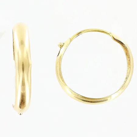 2 udda örhänge creoler Ø14/15mm bredd 2,5mm skevheter 18K  Vikt: 0,7 g