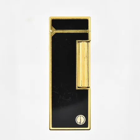 Tändare Dunhill Rollagas, serienr 34236, svart lack med förgyllda detaljer, swiss made, ej funktionstestad, inga tillbehör.