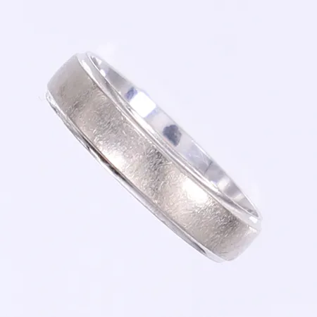 Ring med borstad yta stl 18¾ bredd 5mm gravyr 18K Vikt: 5,5 g