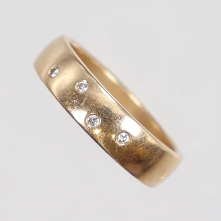Ring med diamanter 4xca0,01ct stl:17¼ bredd 5mm JMJ (	Avenyns Guld & Gravyr) Göteborg 2021 18K Vikt: 5,9 g