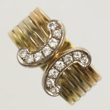 Ring med diamanter 14x0,01-0,03ct stl:18¾, bredd 8,6-12,1mm tvåfärgad 18K Vikt: 5,4 g