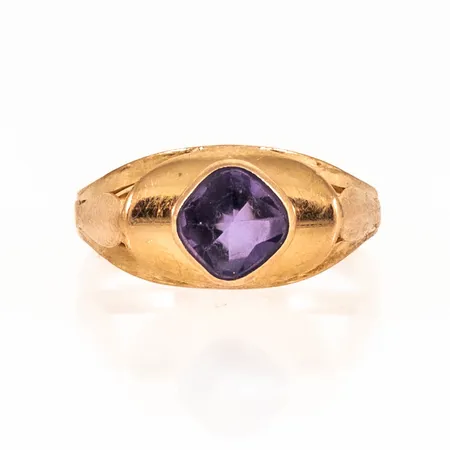 Ring i 18K guld med en lila sten. Stl:16¾. Bredd 2,2 - 8,3 mm. Vikt 2,3g.