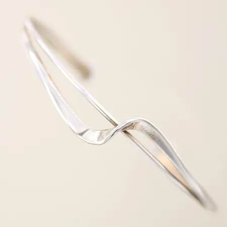 Armring stelt öppen modell GFAB Ø57mm bredd 4-16mm, något skev, silver 925/1000 Vikt: 13,1 g