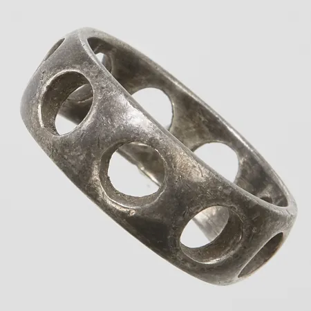 Ring med genombruten design stl:21, bredd 8mm, 925/1000 silver Vikt: 7,7g Vikt: 7,7 g
