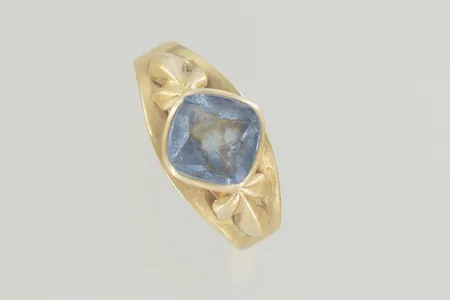Ring med sten stl:19 bredd 10 mm, lite ojämn skena 18K Vikt: 2,8 g