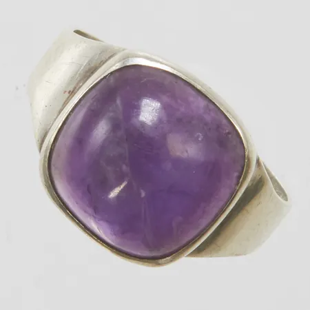 Ring med cabochonslipad ametist stl:19, bredd 3-13mm, sten lös i fattning, 835/1000 silver Vikt: 4,3g Vikt: 4,3 g