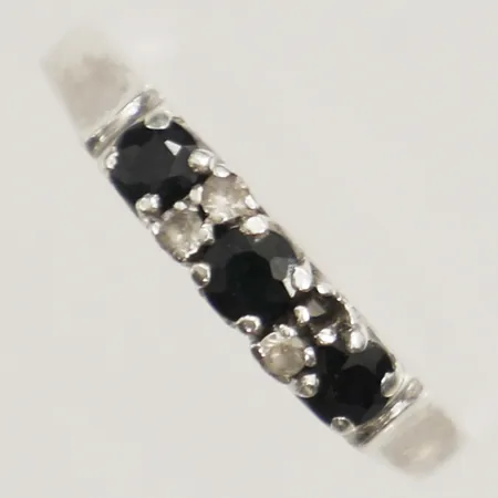 Ring med blå samt vita stenar, defekt silver 925/1000  Vikt: 1,7 g