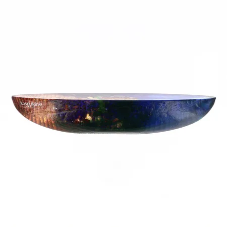 Skulptur båt av Bertil Vallien för Kosta Boda, flertonat glas med figur invändigt, signerad och numrerad 005821-95, längd ca 17cm, mindre kantmärken, luftbubblor. 