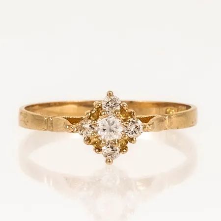 Ring i 14K guld med vita stenar. Stl:17½. Bredd 1,9 - 7,5 mm. Vikt 1,4g.