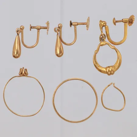Ringar, örhängen, udda, defekt, skruvlås, gravyr, 18K Vikt: 5,7 g